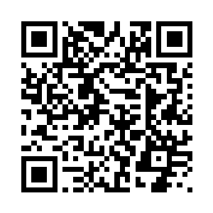 低头对旁边颇有些紧张古丽莎指点二维码生成