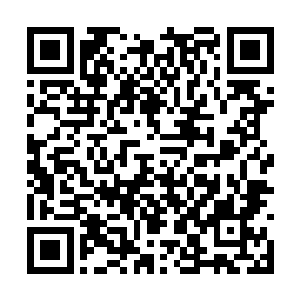 低头正好将饱满的双峰和两颗嫣红的葡萄看在眼里二维码生成