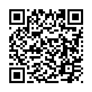 低头看着不知为何仓皇失措的孩子二维码生成