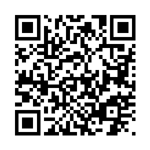 低头看着他认真的在自己的脚上揉动二维码生成