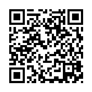 体贴的样子好像是给自己的女儿穿衣服一样二维码生成