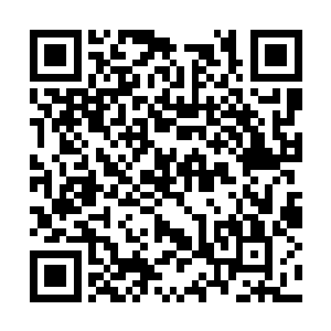 何书蔓一边问他一边伸手去把孩子从他身上抱下来二维码生成