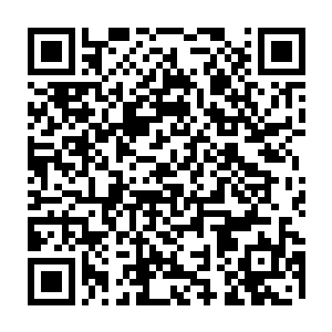 何书蔓下楼来的时候意外地发现原本应该在公司上班的人竟然还端坐在沙发上二维码生成