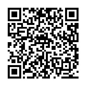 何铿的两位随从也相当知趣的坐在了沙发的另一端交谈着二维码生成