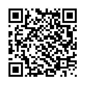 佟妈妈则在帮锦朝做一双白绫袜子二维码生成