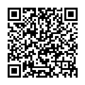 你怎么还……她说着用手指捏起我的那条大红色四角裤衩二维码生成