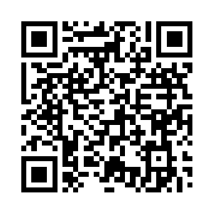 依偎在沙发上看电视的何彤彤和奥尔芭二维码生成