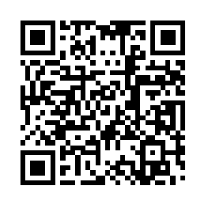 依然人潮汹涌的购物广场大门愣愣的发呆二维码生成