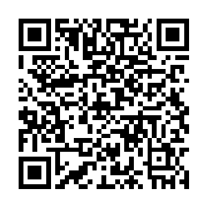 侯卫东和小佳在中庭目送着粟明俊一家人进了门洞二维码生成