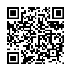 便从自己的西装内侧口袋里拿出了一张卡片二维码生成
