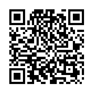 便是放了一盘子点心和白瓷茶壶茶盏二维码生成