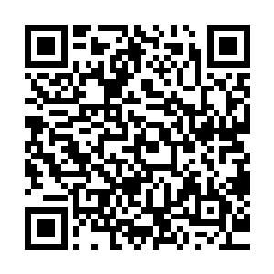 便有三三两两穿着制服和没有穿制服的人们从大楼里走了出来二维码生成