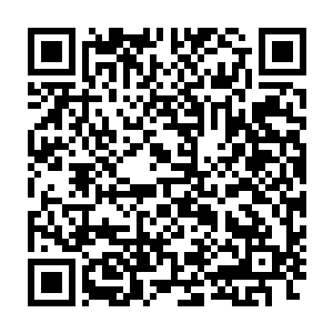 便看到一个裸露着上身的男子大马金刀地坐在上首的一张破旧的椅子上二维码生成