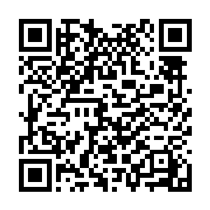 便看到了门前突然间就多出了一个打扮妖艳的女子二维码生成