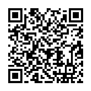 便见到那原本在笑意怡然地逗弄着自家女儿的暗夜二维码生成