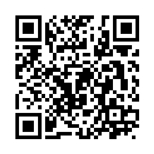 俏生生的站着一个穿着浴袍的可人儿二维码生成