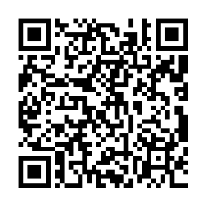 俞一江连忙从手包里掏出一张镶着金边的名片双手递了过来二维码生成