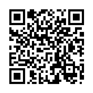 俩人用一种非常滑稽的姿势蜷在地上二维码生成