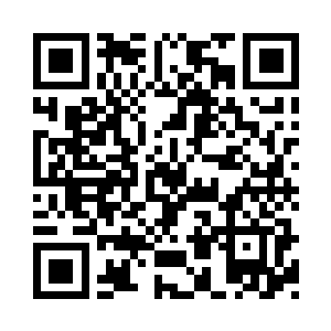 修长的手指似有似无地从护士的手背上滑过二维码生成