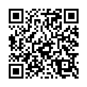 俯身用毛笔将自己还的书一一登记在簿册上二维码生成