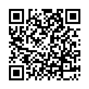 倚坐在柱子旁的玉罗刹拿着水壶慢慢喝着水二维码生成