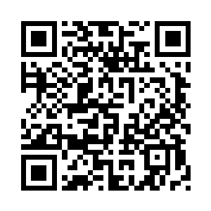 倚靠着主楼大门的门框向逃犯示威二维码生成