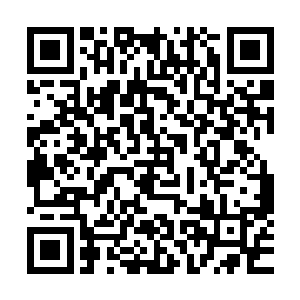 借着房间里的灯光隐隐看到黑色紧身裤里面小内裤的三角轮廓二维码生成