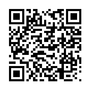 倭寇首领平八郎上前抓住一个倭寇的下巴二维码生成