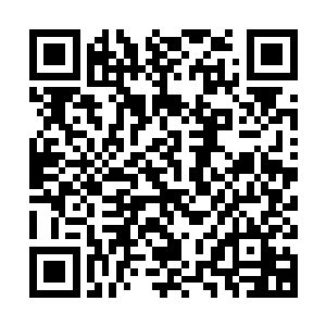 假意摔倒的瑰丽一手指着黄月云一手抚摸着自己微微隆起的肚子二维码生成