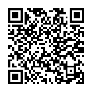 停靠在暗处的几辆车突然朝沈笑薇这辆大奔车驶了过来二维码生成