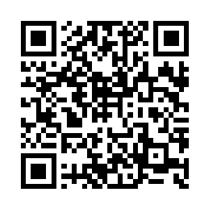 像是在仔细查看那件形状古怪的小型骨器二维码生成