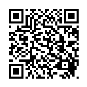 像是无数的血红流星和雷霆闪电劈裂二维码生成