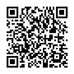 充满着圣洁光辉和神魔般霸气的雕像武英奇挥舞长剑二维码生成