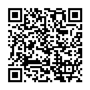 先前两拨海盗对峙的时候她亲眼看到他们船只装备十分精良二维码生成
