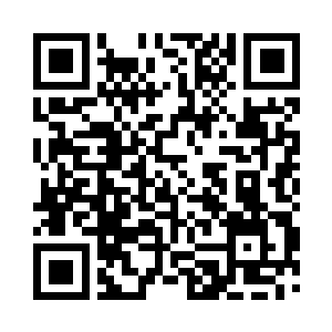 光头壮汉的右侧则是一名身形娇小玲珑的少女二维码生成