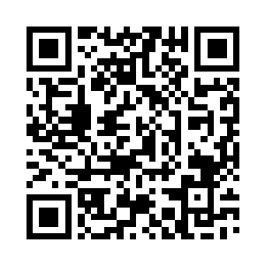 光洁高档的红木办公桌上放着两本合同二维码生成
