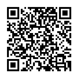 克里斯托弗夸张地对她猛放电――和他们初见面的某些神态很像二维码生成