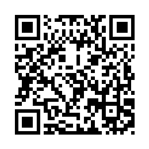 八仙桌上放着一只只镂空雕花的茶盒子二维码生成