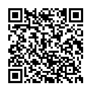 八木现在半靠在席家老爷子亲手创建的金楼阁上二维码生成