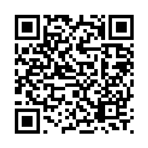 公堂外吃瓜群众对老妇人指指点点二维码生成