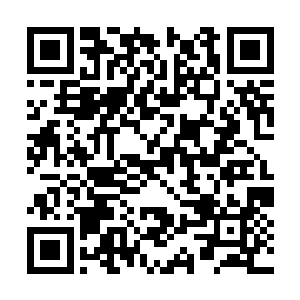 公堂外围观的吃瓜群众看到老妇人这般难过的样子二维码生成