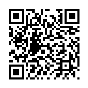 公路两边绿油油的草地和茂密的树林边缘二维码生成