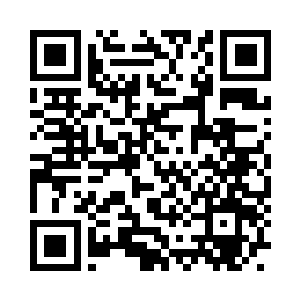 六个学生拿着摄影机等器材谈着什么地走来二维码生成