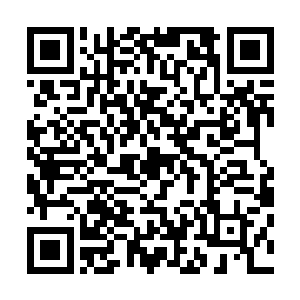 六十多岁的高满堂正在给俩位在冲突中受伤的本家之子治伤二维码生成