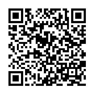 关恒和另外一个中年男子都坐在陆为民对面的沙发上二维码生成