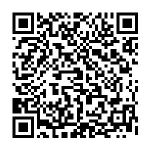 其中一个中年人一眼就看到了在安立元手上四肢已经焦黑肺部被洞穿的白如卿二维码生成