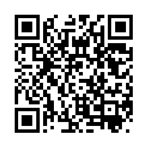 其中一个女生冲他的位置指了一下二维码生成