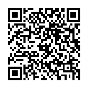 其中一个椅子还是临时从学生报到处拿出来的实木椅子二维码生成