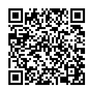 其中一个眼神比较好的人猛然见看到了远处的江少游二维码生成