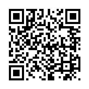 其中一个蛮族战士瞪大眼珠子指着前方道二维码生成